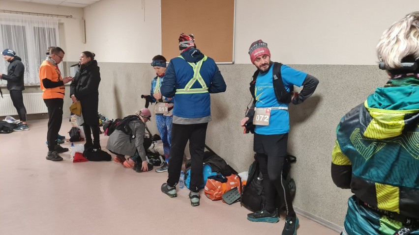 Uczestnicy ultramaratonu na starcie przy OSP w Lusowie