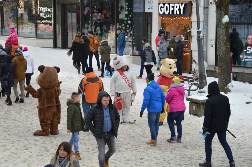 Zakopane zatłoczone. Tysiące turystów. Brakuje wody w kranach [ZDJĘCIA]