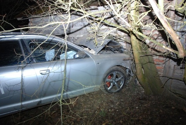 Do zdarzenia doszło w Nowym Lublińcu koło Lubaczowa. Na miejscu policjanci ustalili, że czterech młodych mężczyzn podróżowało audi. Na łuku drogi kierowca stracił panowanie nad samochodem, przejechał przez ogrodzenie dwóch sąsiadujących ze sobą posesji, ściął rosnące tam świerki i wbił się w drewniany dom.Jak się okazało 18-letni kierowca audi, nie posiadał uprawnień do kierowania, a badanie stanu trzeźwości wykazało, że miał on prawie 1,5 promila alkoholu w organizmie. Dodatkowo zabrał kluczyki do samochodu, bez zgody właściciela.Kierowca i jeden z pasażerów zostali przewiezieni do szpitala. 18-latek nie potrzebował dalszej hospitalizacji. Został zatrzymany i osadzony w policyjnym areszcie. Młody mieszkaniec gminy Cieszanów usłyszał zarzuty i przyznał się do winy. Teraz odpowie za swoje czyny przed sądem.FLESZ: Wypadki drogowe - pierwsza pomoc 