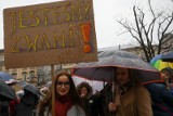 Strajk nauczycieli w Krakowie. Uczniowie stanęli murem za swoimi belframi, ważna petycja