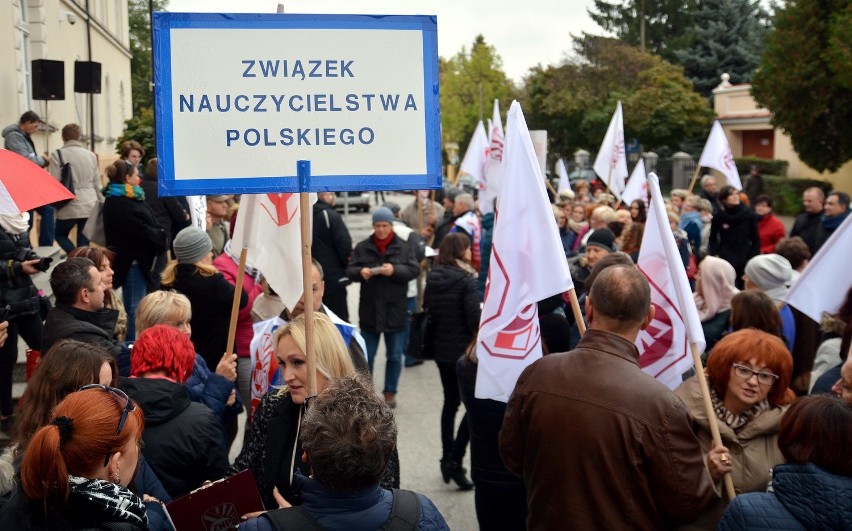 Pikieta przeciwko likwidacji gimnazjów. Kilkaset osób przed Urzędem Wojewódzkim (ZDJĘCIA, WIDEO)