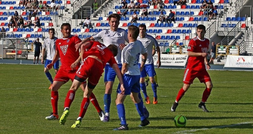 [WIDEO, ZDJĘCIA] IV liga. Remis Broni Radom. Sześć goli Drogowca. Wygrana Oskara i porażka Pilicy