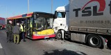 Autobus komunikacji miejskiej czołowo zderzył się z ciężarówką w Grudziądzu. Są ranni [zdjęcia]