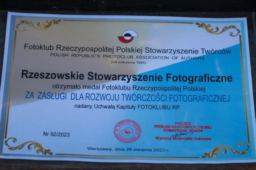 Rzeszowskie Stowarzyszenie Fotograficzne otrzymało medal Fotoklubu Rzeczpospolitej Polskiej [WIDEO, ZDJĘCIA]