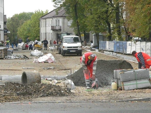 Brukowanie rynku. Tak przebiegały wczoraj prace na wschodniej stronie buskiego placu Zwycięstwa.