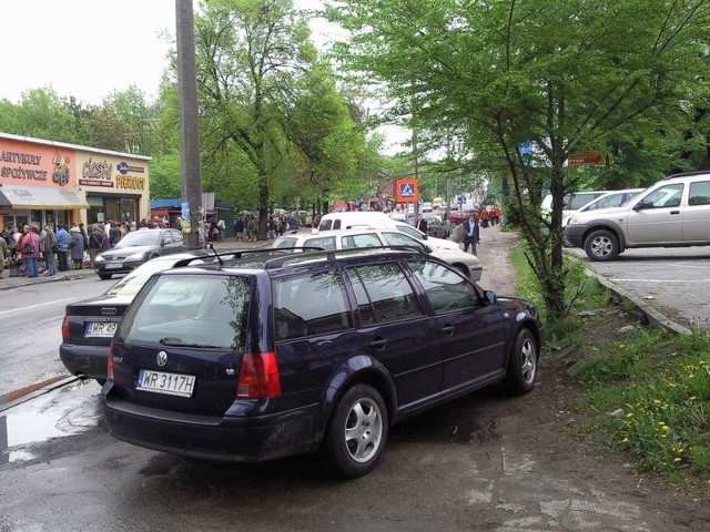 Ludzie, którzy przyjeżdżają na targ przy ulicy Struga, często parkują auta w niedozwolonych miejscach. Nierzadko zastawiają też parking.