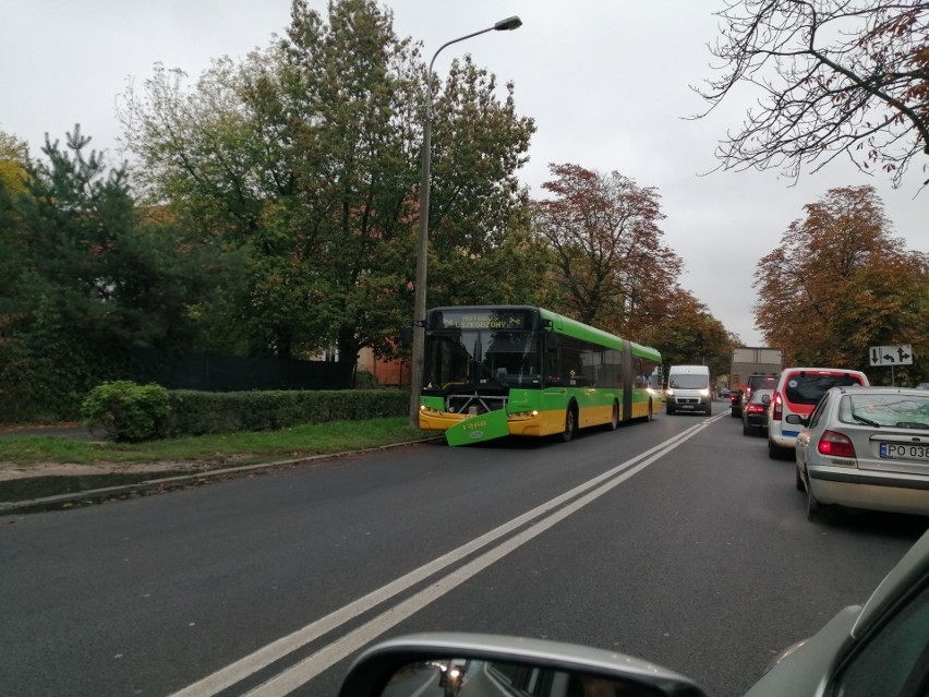 Na skrzyżowaniu ul. Przybyszewskiego i Marcelińskiej autobus...