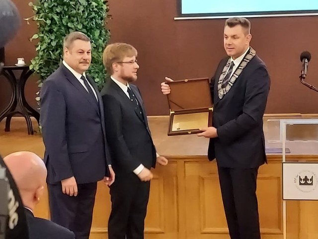 Gratulacje złożył także burmistrz Sandomierza Marcin Marzec z lewej i Wojciech Czerwiec, przewodniczący Rady Miasta. W środku Mikołaj Getka-Kenig dyrektor Muzeum Okręgowego w Sandomierzu .