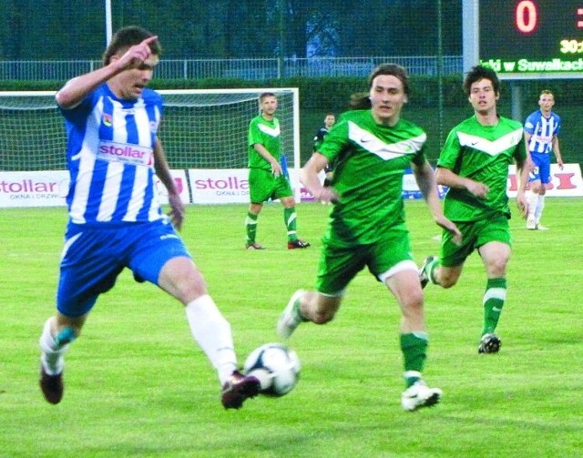Grający na stoperze kapitan Wigier Przemysław Makarewicz (z lewej) często włączał się w ofensywie, ale i to nie pomogło jego drużynie