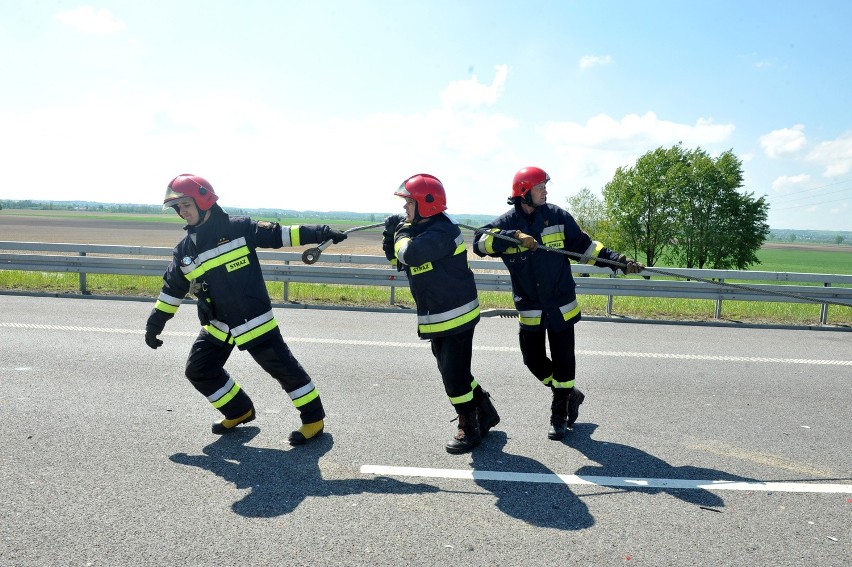 Wypadek na autostradzie w Świlczy. Autobus wjechał w toyotę 