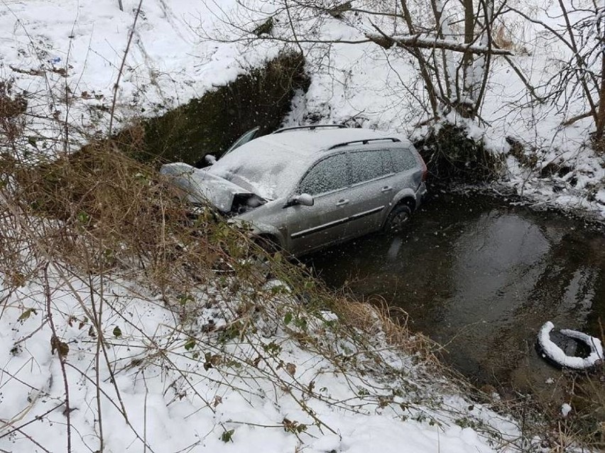 Gmina Choczewo: auto wypadło z drogi i wjechało do rzeki [ZDJĘCIA]