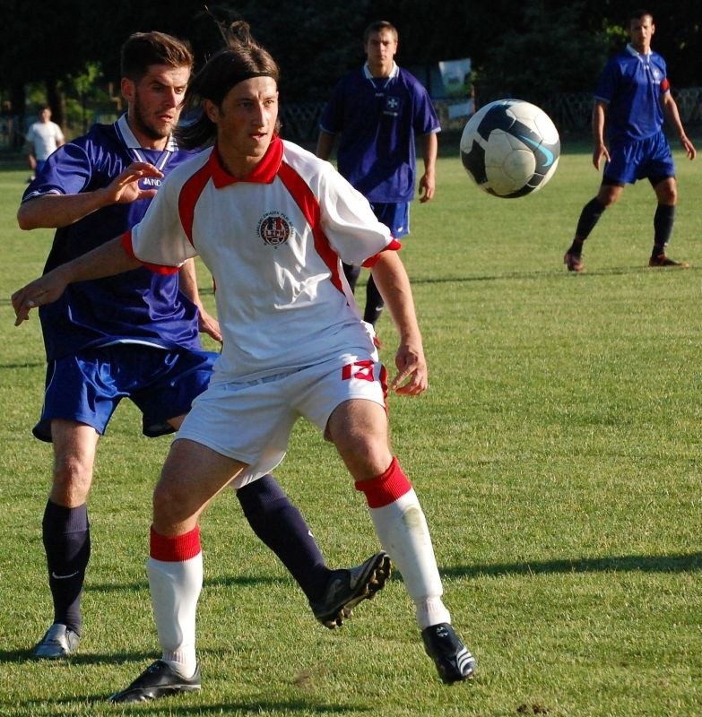 Reprezentacja Podkarpacia (na granatowo) zremisowala w...