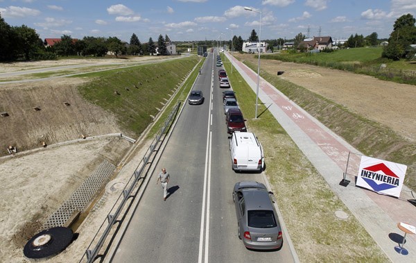 Nowa droga w RzeszowieNowa droga o dlugości 1100 m. lączy ulice Przemyslową z ulicą Podkarpacką. Ulica ma po jednym pasie ruchu.