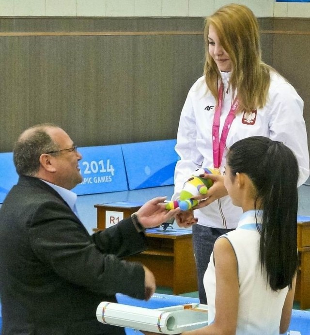 Agata Nowak w trakcie ceremonii dekoracji. W Nankin starachowiczanka wywalczyła złoty medal. 