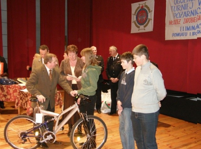 Prokurator Zbigniew Lenart wręczył rower za zajęcie pierwszego miejsca Magdalenie Kominek z Publicznego Gimnazjum w Ciepielowie.