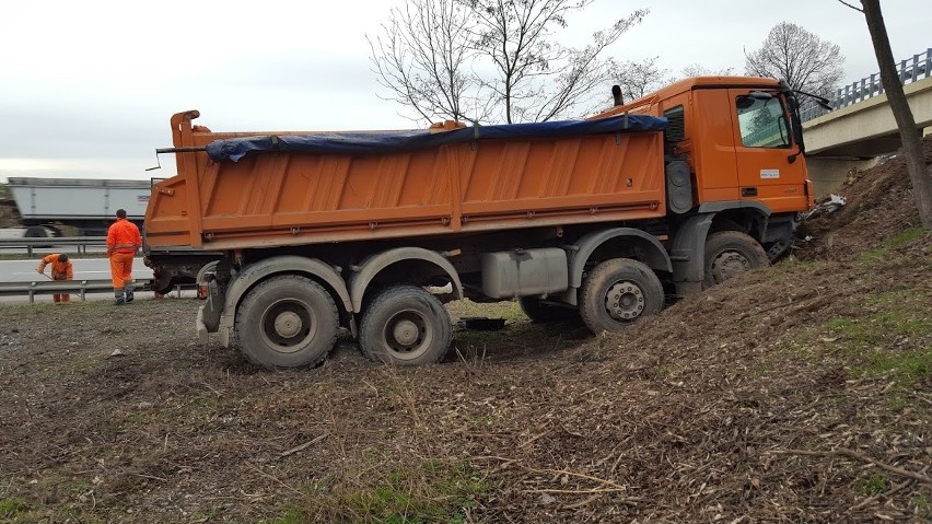 Kierowca ciężarówki wjechał na 129. kilometrze autostrady A4...