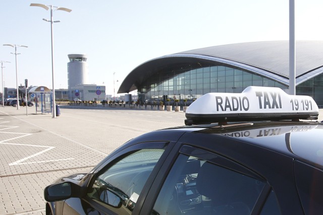 Za możliwość obsługi pasażerów z lotniska taksówkarze będą płacić. Mają także obowiązek podstawiać pod terminal czyste i eleganckie samochody z terminalami do obsługi kart płatniczych.