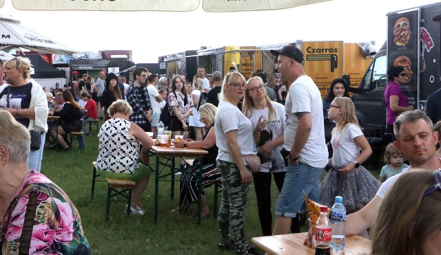 Na Błoniach Nadwiślańskich w Grudziądzu, w niedzielę trwa jeszcze festiwal food trucków. Świętując 731. urodziny miasta mamy więc okazję zjeść niecodzienne dania