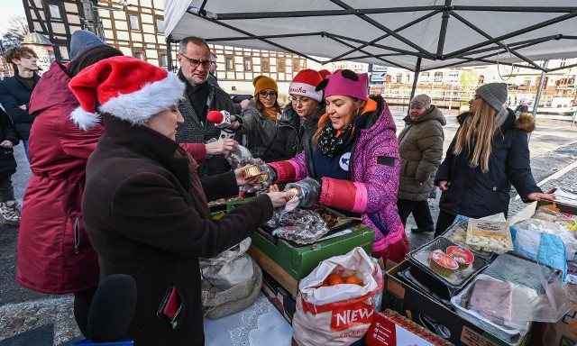 To była już 16. edycja zbiórki darów w ramach świątecznej, charytatywnej akcji "Ciepło serca w słoiku". Finał zorganizowano na Rybim Rynku w Bydgoszczy.