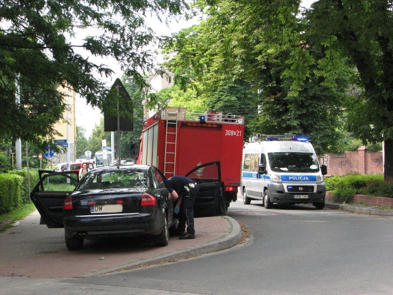 Wrocław: Rajd po Benedyktyńskiej. Pijany kierowca uszkodził kilka samochodów (ZDJĘCIA)