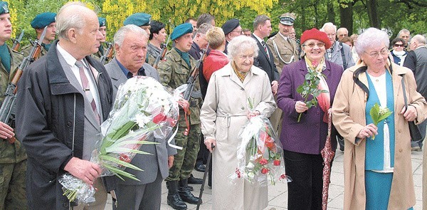 Kombatanci i weterani przed pomnikiem gen. Andersa w Koszalinie.