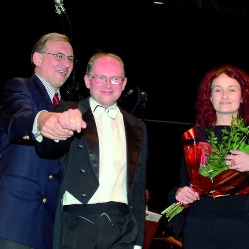 Krzesimir Dębski (pierwszy z lewej) składa gratulacje Bohdanowi Jarmołowiczowi na Festiwalu Pianistyki Polskiej w 2004 roku.