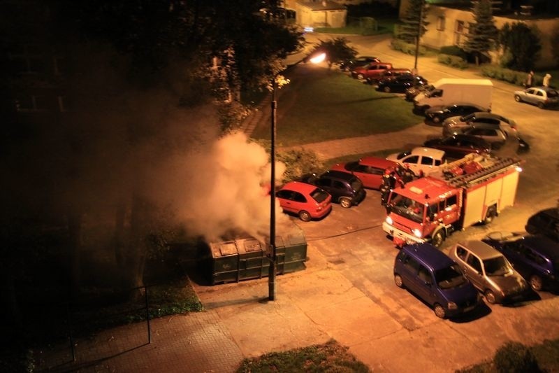 Wandale podpalili śmietniki w Slupsku - 10 września 2011.