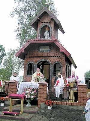 W niedzielę 12 września kaplicę Matki Bożej Objawionej w Dąbrówce i obraz Matki Bożej Dąbrowskiej poświęcił biskup Stanisław Stefanek