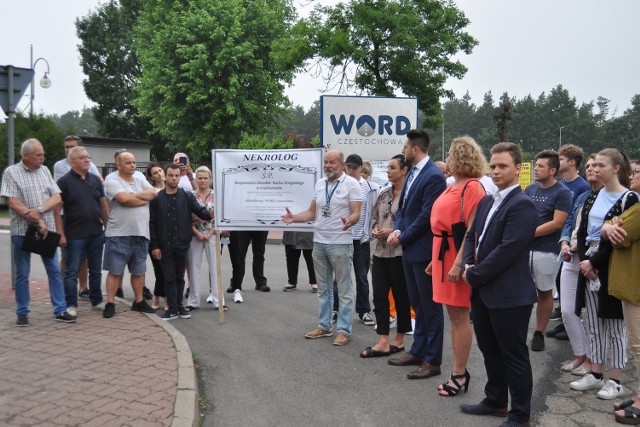 Protest w obronie WORD w CzęstochowieZobacz kolejne zdjęcia. Przesuwaj zdjęcia w prawo - naciśnij strzałkę lub przycisk NASTĘPNE