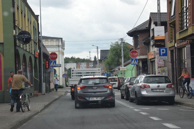 Droga wylotowa z placu Grunwaldzkiego, czyli z rynku w Praszce.