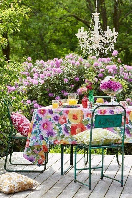 Obrus w kwiaty sprawdzi się nie tylko na ogrodowym stole.