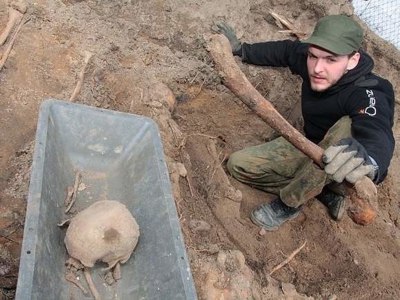 Szczątki Niemców ekshumowali działacze stowarzyszenia Pomost. W poszukiwaniach uczestniczył m.in. archeolog Maksymilian Frąckowiak.