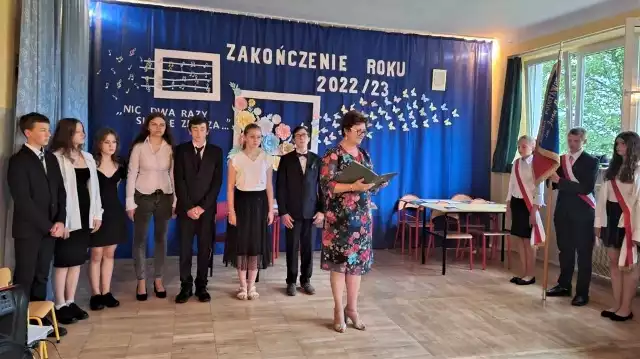 Zakończenie roku szkolnego w Szkole Podstawowej w Książu Małym. W środku dyrektor Danuta Gajos, w głębi ósmoklasiści