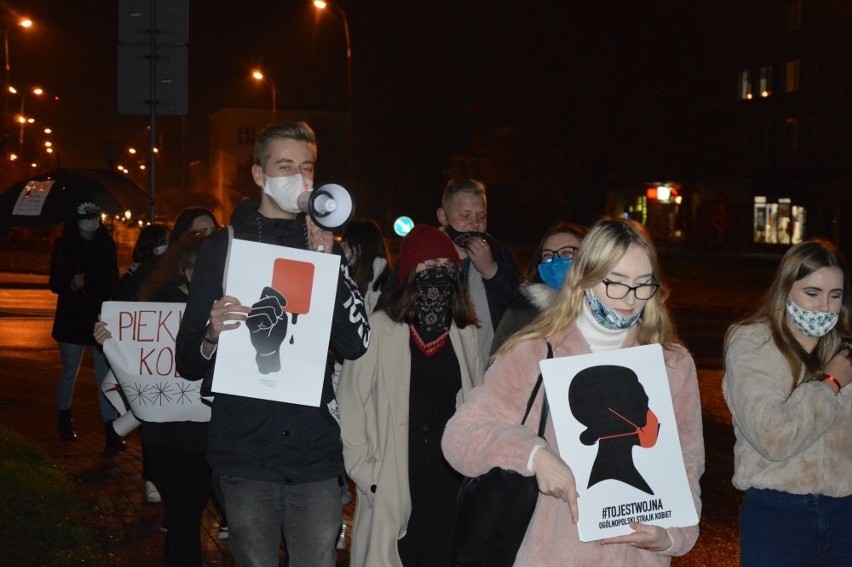 W Skarżysku - Kamiennej kolejny protest przeciw rządowi i zaostrzeniu prawa aborcyjnego. Wzięło udział 15 osób [ZDJĘCIA, WIDEO]