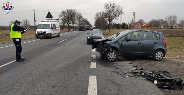 Policjanci i służby ratownicze pracują na miejscu zdarzenia drogowego w miejscowości Zakręcie na drodze krajowej numer 17