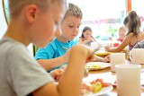 W Łodzi ciepłe posiłki za darmo dla przedszkolaków i uczniów szkół. MOPS w Łodzi rozpoczął przyjmowanie wniosków