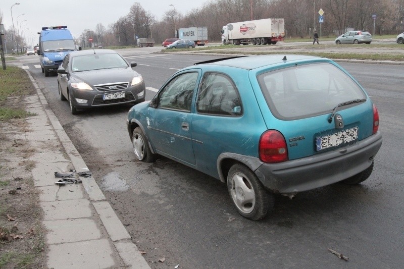 Wypadek na Lodowej. Opel przewrócił się na bok