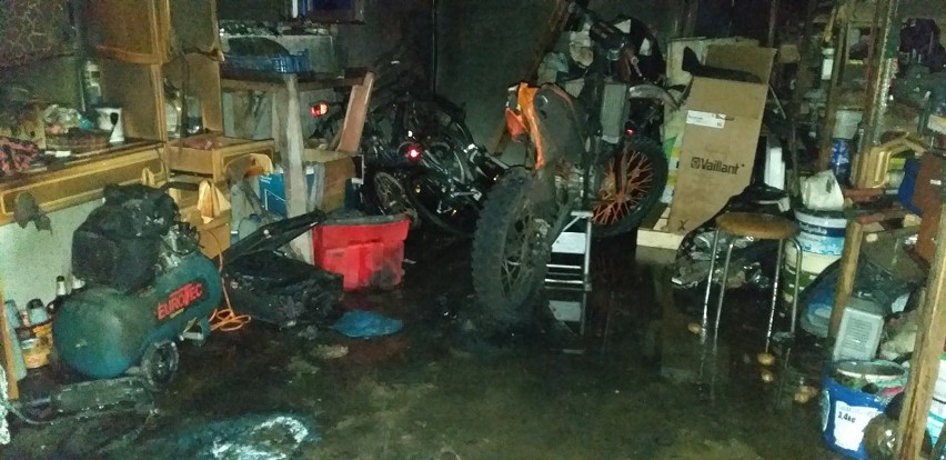 Stańkowa. Dwaj 16-latkowie poparzeni. W garażu, gdzie naprawiali motocykl, wybuchł pożar [ZDJĘCIA]