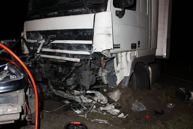 Makabryczne zderzenie BMW z TIR-em! Cztery młode osoby zginęły na miejscu! (zdjęcia)