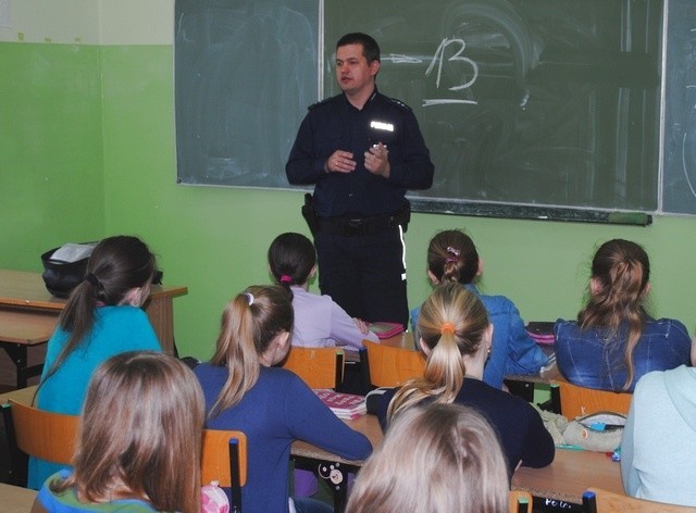 Radziejowscy policjanci zorganizowali pogadankę z uczniami klas szóstych w Morzycach
