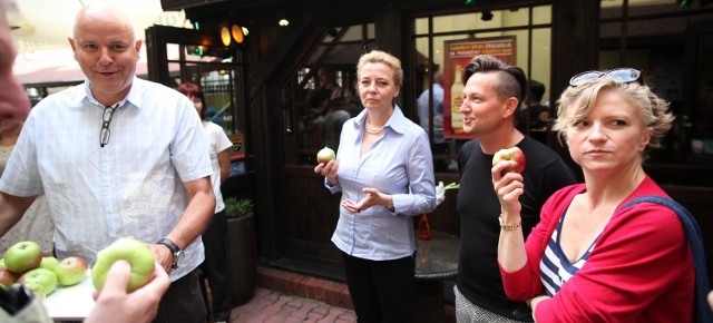 Do akcji jedzenia jabłek w proteście przeciw rosyjskiemu embargu włączyli się gastronomicy z Piotrkowskiej, którzy rozdają klientom jabłka za darmo