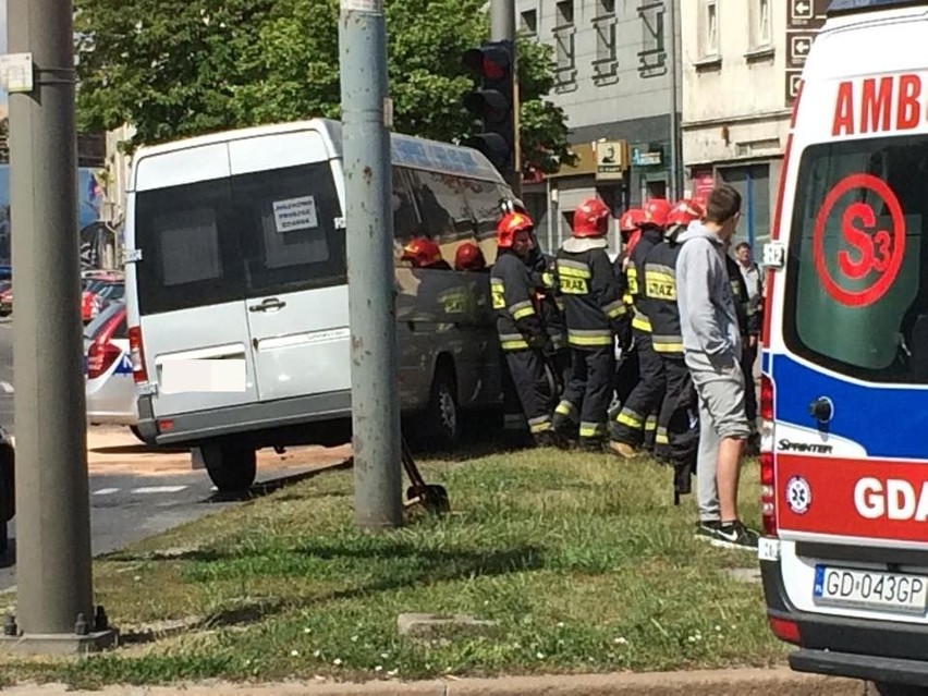 Wypadek w Gdańsku. Na Hucisku bus wbił się w słup [ZDJĘCIA, WIDEO]