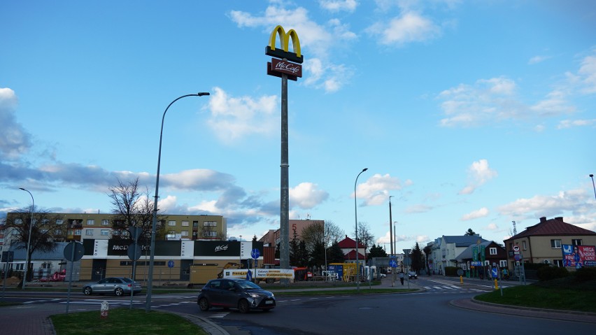 Nowy McDonald's w Bielsku Podlaskim. Budowa restauracji zbliża się do końca. Jest już maszt z charakterystycznym logo [ZDJĘCIA, WIDEO]