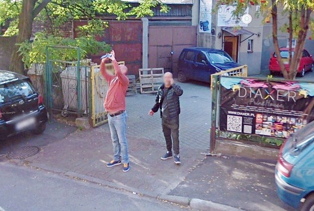 Zaskakujące zdjęcia ludzi wykonał operator Google Street View w Katowicach.Zobacz kolejne zdjęcia/plansze. Przesuwaj zdjęcia w prawo - naciśnij strzałkę lub przycisk NASTĘPNE