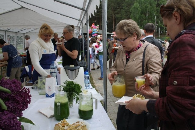 KGW z Dąbrówki kusiło napojami z pietruszki z miętą, pomarańczowym z melisą czy z czerwonej porzeczki oraz plackiem maślankowym z rabarbarem