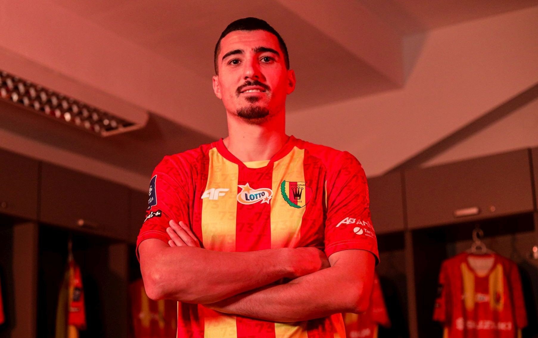 Fundașul român Marius Presig a devenit jucător în rândurile lui Corona.  Acesta este al cincilea transfer.  El va putea juca în meciul cu Legia Warszawa