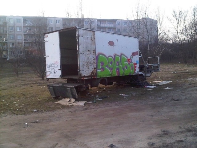 Wrak spalonego samochodu wciąż stoi na parkingu przy  ul. Sarmackiej. Przy ul. Jasna Rola zniszczona ciężarówka czeka na złomowanie od 3 lat!