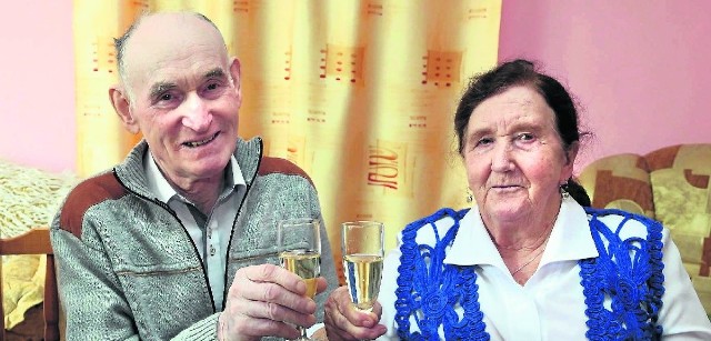 Janina i Edward Czarneccy z Brzezin świętowali sześćdziesiąt lat bycia razem przy lampce szampana.