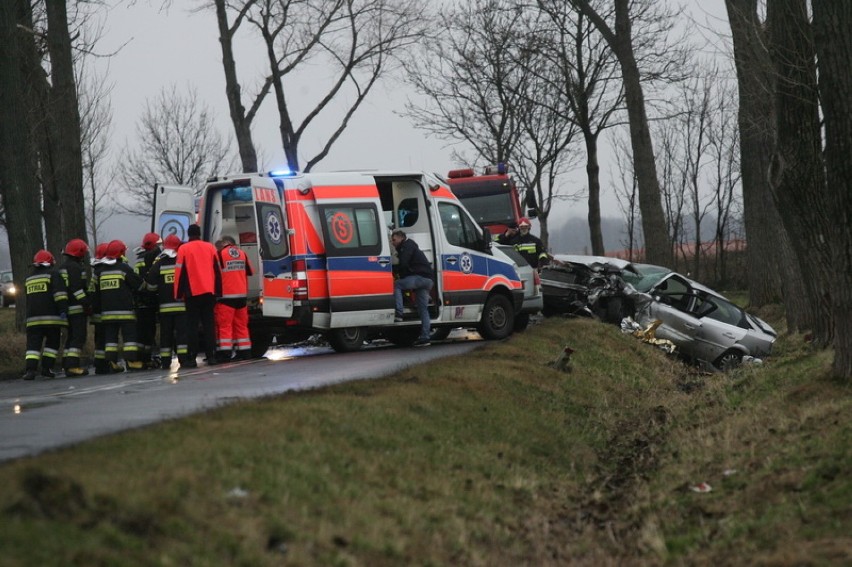 Wypadek na drodze Legnica - Złotoryja. Zderzenie dwóch aut za Kozowem. Sześć osób rannych (ZDJĘCIA)