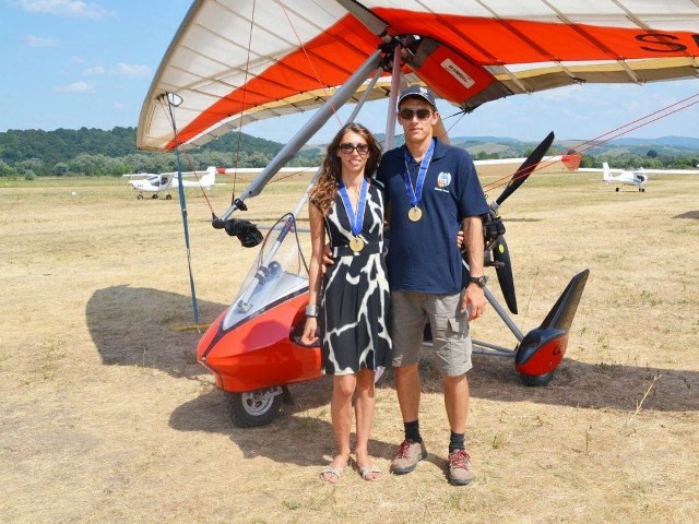 Podczas zawodów motolotniarskich Przemek jest pilotem, a Agnieszka nawigatorką.